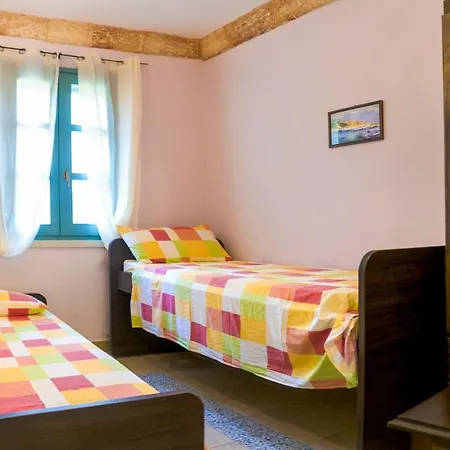 Sleeps 7 With Pool Air Con And Wifi * Andrano